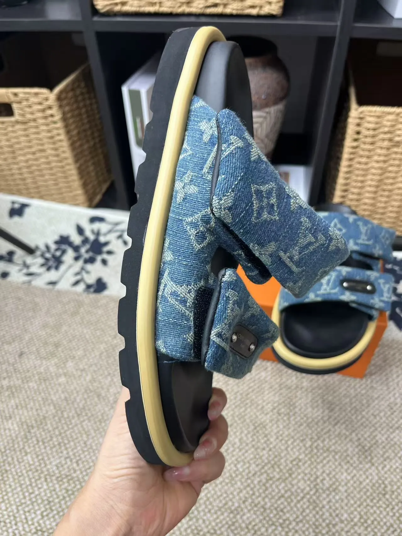 P340 yuan LV Louis Vuitton Full of high-end feel! A popular model among bloggers at home and abroad, it’s retro and fashionable, and looks stunning on your feet! Mainly recommended model on the official website★ ━━━━━ ЅᏇєєt ━━━━━ ▪️Upper: original calfskin ➕5D printing process ▪️Inner: imported mixed sheepskin ▪️Outsole: original molded foam outsole ▪️Size: Female 35-40 Men's 39-44 (women's 41 men's 45)
